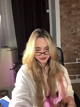 Snapshot of Chloe_Ravens chatting on September 30, 2025, 8:15 pm Chloe Ravens online show from September 30, 2025, 8:15 pm