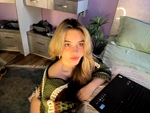 Chloe Ravens online show from November 7, 2025, 7:02 am