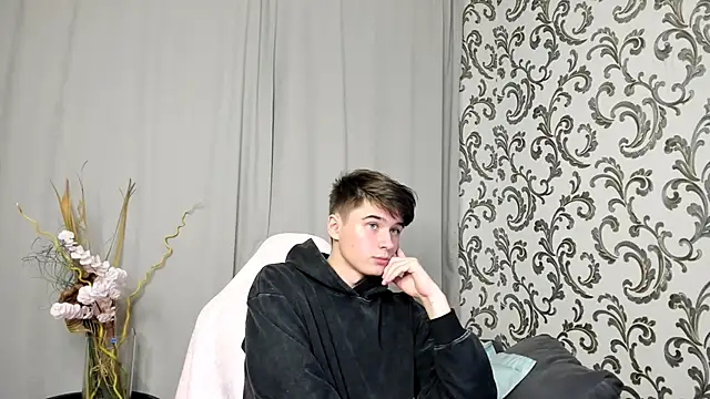 Snapshot of SherlockMax chatting on September 18, 2025, 6:00 pm SherlockMax online show from September 18, 2025, 6:00 pm