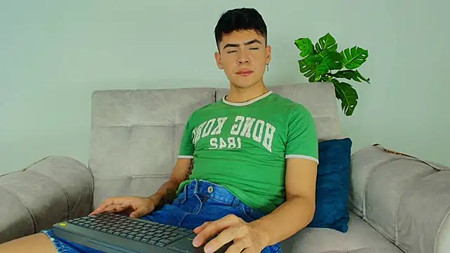 Snapshot of CamiiGuzmanX chatting on October 9, 2025, 8:09 pm CamiiGuzmanX online show from October 9, 2025, 8:09 pm