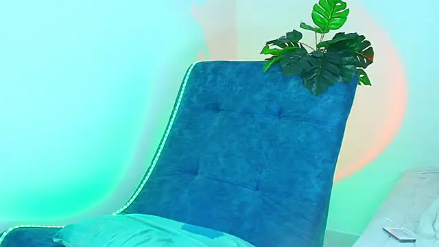 Snapshot of CamiiGuzmanX chatting on October 31, 2025, 8:27 pm CamiiGuzmanX online show from October 31, 2025, 8:27 pm