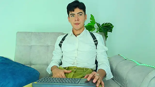 Snapshot of CamiiGuzmanX chatting on September 29, 2025, 8:58 pm CamiiGuzmanX online show from September 29, 2025, 8:58 pm