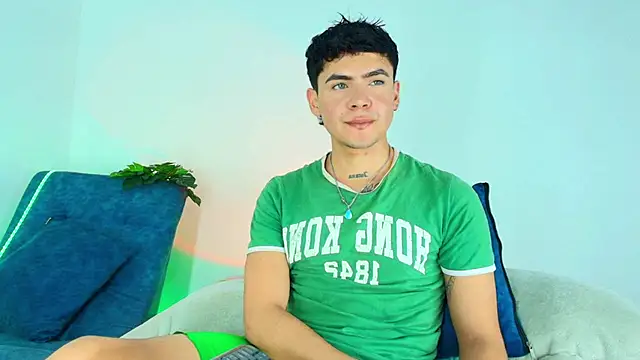 CamiiGuzmanX online show from November 24, 2025, 7:47 pm