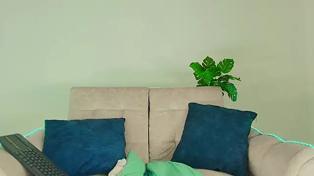 Snapshot of CamiiGuzmanX chatting on October 6, 2025, 9:15 pm CamiiGuzmanX online show from October 6, 2025, 9:15 pm