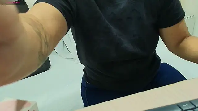 Snapshot of gisell_gomez chatting on October 5, 2025, 12:07 pm gisell gomez online show from October 5, 2025, 12:07 pm