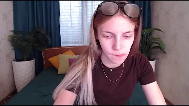 Snapshot of HitGyrl chatting on October 9, 2025, 8:15 am HitGyrl online show from October 9, 2025, 8:15 am