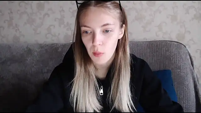 Snapshot of HitGyrl chatting on October 4, 2025, 2:35 am HitGyrl online show from October 4, 2025, 2:35 am