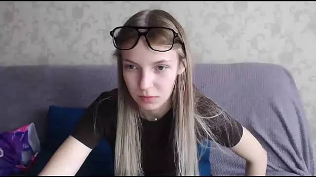 Snapshot of HitGyrl chatting on November 1, 2025, 8:19 am HitGyrl online show from November 1, 2025, 8:19 am