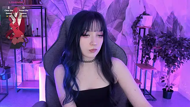 LiliLuna online show from December 4, 2025, 3:00 pm