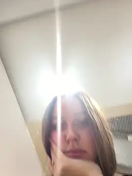 Snapshot of ElliRose chatting on October 28, 2025, 5:29 am ElliRose online show from October 28, 2025, 5:29 am