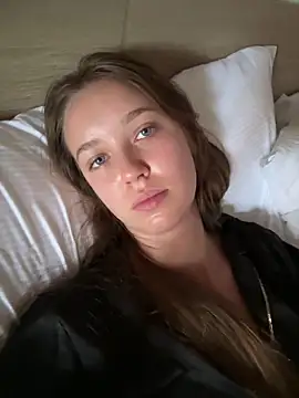 Snapshot of ElliRose chatting on October 24, 2025, 2:43 am ElliRose online show from October 24, 2025, 2:43 am