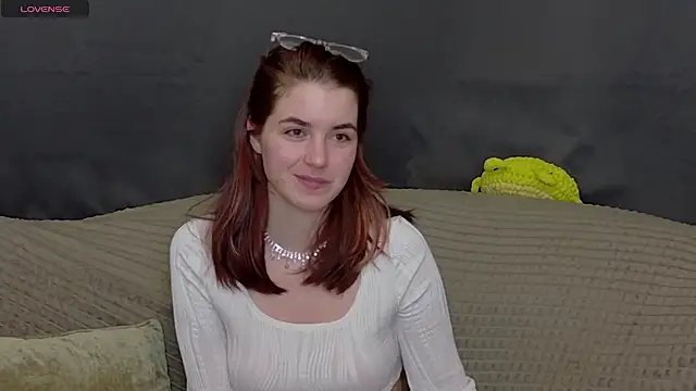 ElzaBlis online show from November 17, 2025, 5:06 pm