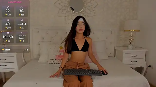 Snapshot of arianna_cox__ chatting on October 3, 2025, 7:37 pm arianna cox   online show from October 3, 2025, 7:37 pm