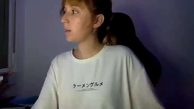 Snapshot of violetofsecret chatting on October 10, 2025, 8:48 am violetofsecret online show from October 10, 2025, 8:48 am