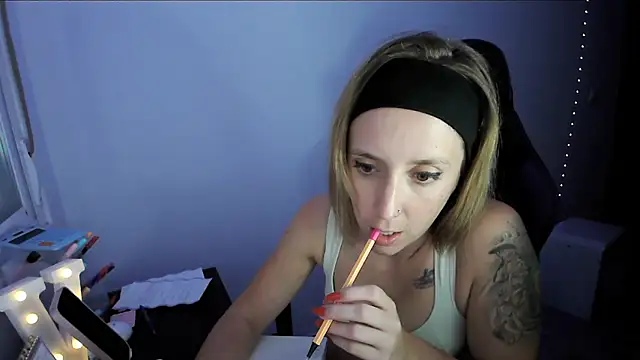 Snapshot of violetofsecret chatting on October 17, 2025, 10:33 pm violetofsecret online show from October 17, 2025, 10:33 pm