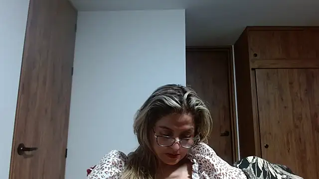 Snapshot of linda-mature43 chatting on October 25, 2025, 4:22 am linda-mature43 online show from October 25, 2025, 4:22 am