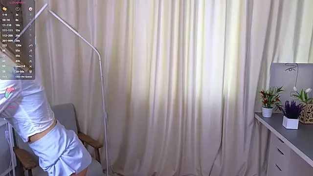 Snapshot of LynnaCure chatting on October 5, 2025, 3:30 am LynnaCure online show from October 5, 2025, 3:30 am