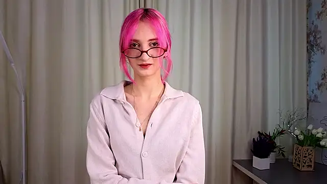 Snapshot of LynnaCure chatting on October 22, 2025, 3:28 am LynnaCure online show from October 22, 2025, 3:28 am