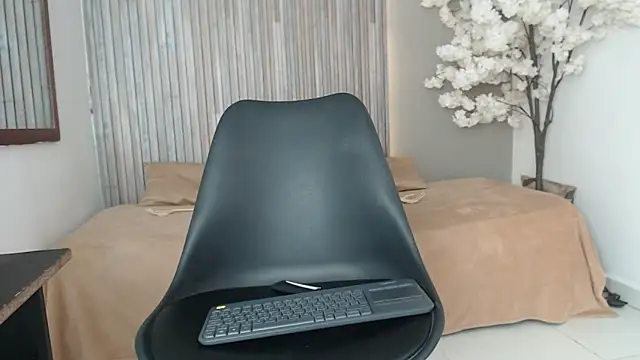 Michellee 20 online show from October 14, 2025, 1:34 pm