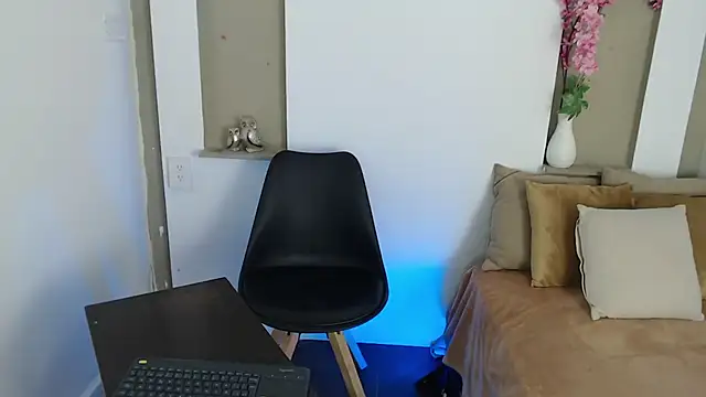 Michellee 20 online show from December 18, 2025, 1:04 pm