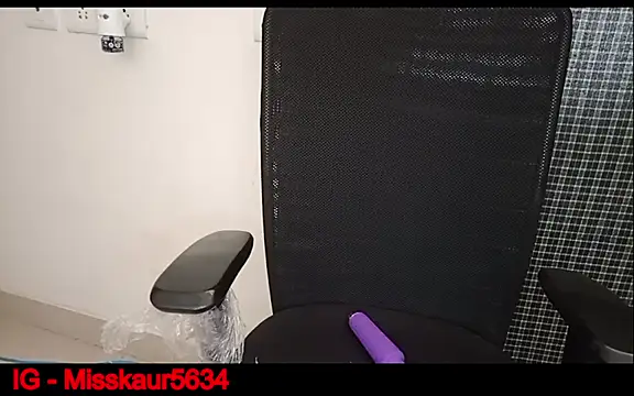 miss kaur23 online show from November 8, 2025, 6:17 am