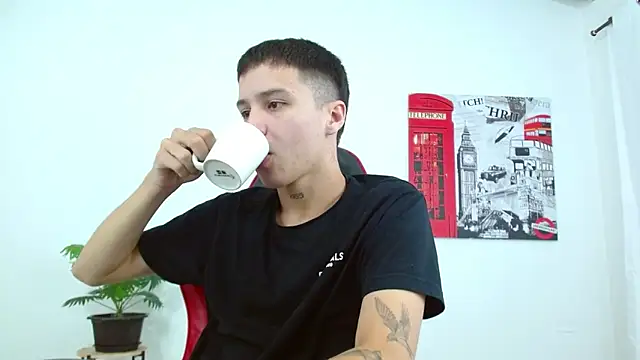 Cumandres18 online show from November 14, 2025, 2:10 pm