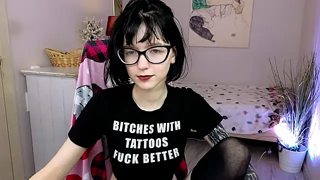 HazelTompson online show from December 3, 2025, 8:52 pm