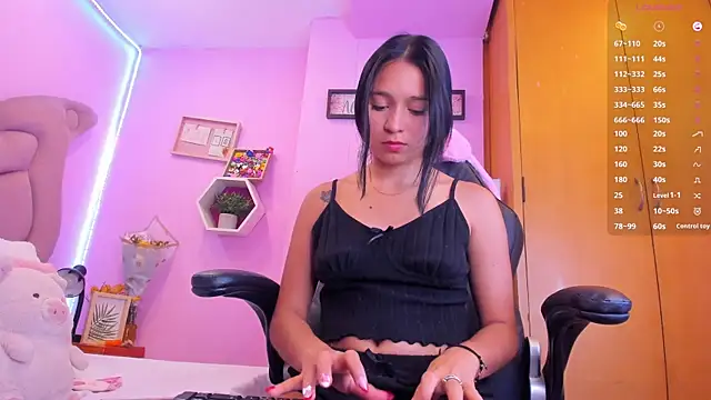 Snapshot of EmmaAnturin chatting on October 2, 2025, 9:29 pm EmmaAnturin online show from October 2, 2025, 9:29 pm