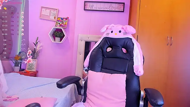 Snapshot of EmmaAnturin chatting on October 29, 2025, 10:20 pm EmmaAnturin online show from October 29, 2025, 10:20 pm