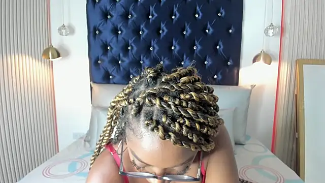 Snapshot of YallianaBrooks chatting on October 3, 2025, 8:10 pm YallianaBrooks online show from October 3, 2025, 8:10 pm