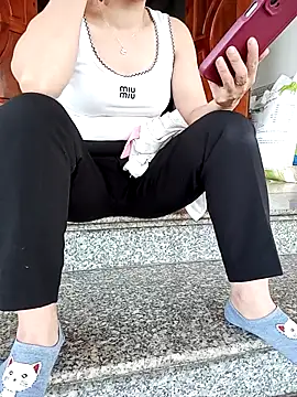 Snapshot of Sweet-Berry89 chatting on October 3, 2025, 12:14 am Sweet-Berry89 online show from October 3, 2025, 12:14 am