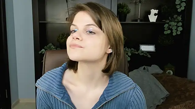 EllieMurler online show from November 30, 2025, 9:10 am