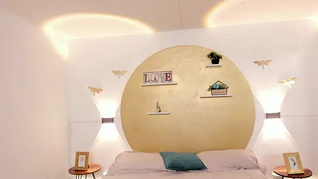 Zoe Lynch  online show from September 27, 2025, 12:00 pm