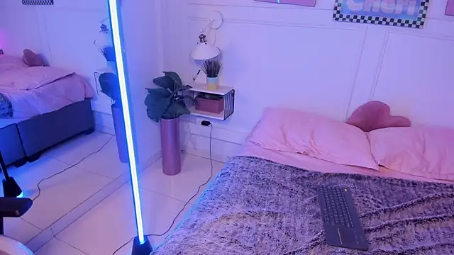 Zoe Lynch  online show from April 21, 2026, 12:01 pm