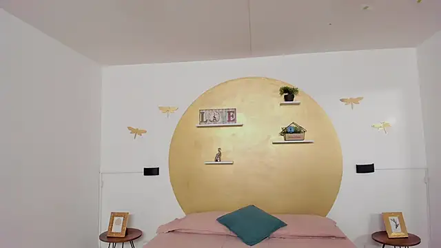 Zoe Lynch  online show from October 14, 2025, 11:44 am