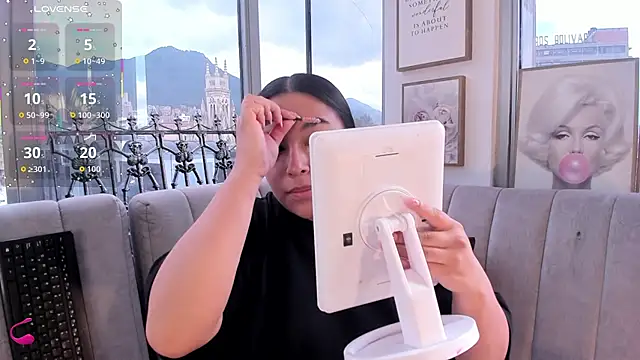 Zoey thompson online show from October 15, 2025, 7:44 pm