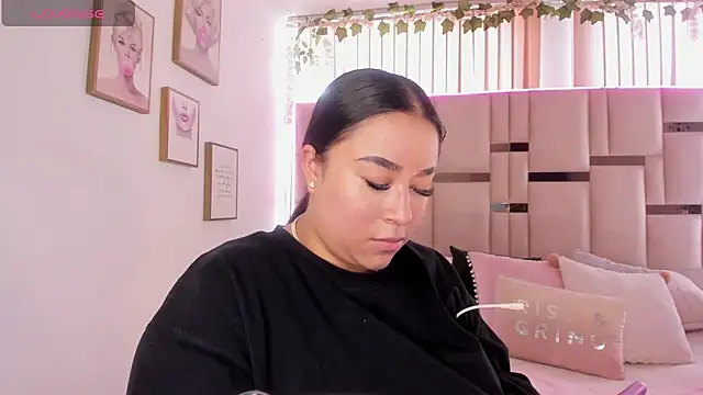 Zoey thompson online show from November 30, 2025, 3:35 pm