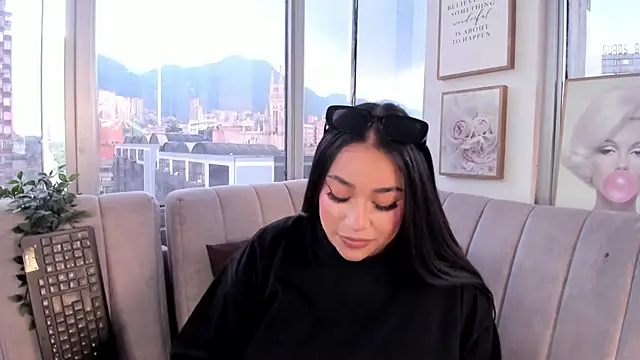 Zoey thompson online show from October 10, 2025, 7:47 pm