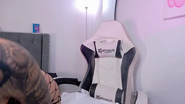 Snapshot of sara_queen10 chatting on September 30, 2025, 6:03 pm sara queen10 online show from September 30, 2025, 6:03 pm