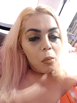 Snapshot of izauri2025 chatting on October 11, 2025, 5:52 am izauri2025 online show from October 11, 2025, 5:52 am