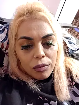 Snapshot of izauri2025 chatting on October 12, 2025, 8:32 pm izauri2025 online show from October 12, 2025, 8:32 pm