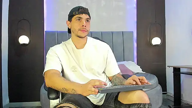 Liam walk  online show from November 8, 2025, 10:02 pm