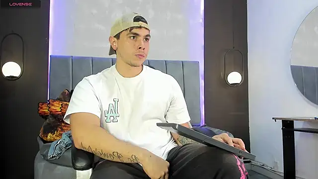 Liam walk  online show from October 28, 2025, 11:03 pm