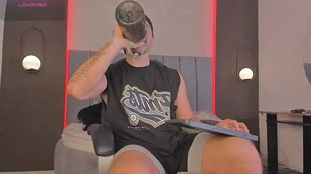 Liam walk  online show from March 18, 2026, 9:04 pm