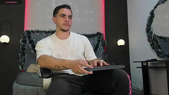 Liam walk  online show from December 3, 2025, 11:04 pm