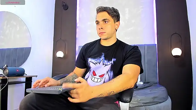 Liam walk  online show from October 14, 2025, 11:47 pm