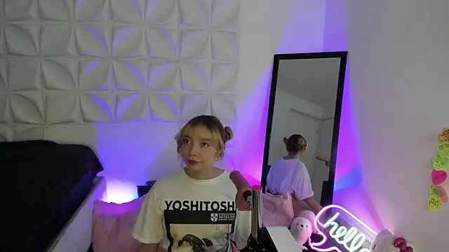 Snapshot of JuliethMoss chatting on September 19, 2025, 8:35 pm JuliethMoss online show from September 19, 2025, 8:35 pm