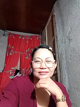 Snapshot of Everleigh_mom chatting on October 14, 2025, 8:15 am Everleigh mom online show from October 14, 2025, 8:15 am