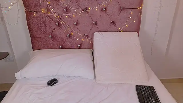 sophiacuttee online show from December 22, 2025, 12:16 pm