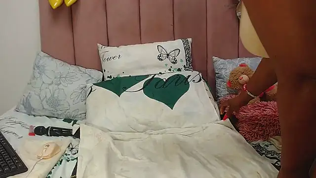 Snapshot of RoundaAssx22 chatting on October 5, 2025, 9:33 am RoundaAssx22 online show from October 5, 2025, 9:33 am